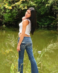 Cierra Spice sexy in tight jeans