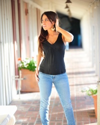 FTV Shana in some tight jeans